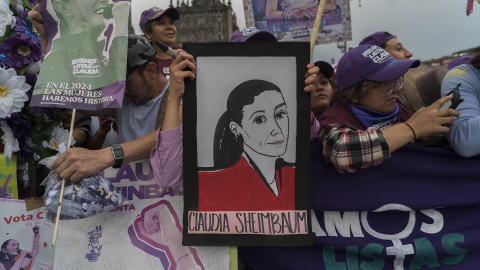 Los partidarios de la candidata presidencial del partido gobernante, Claudia Sheinbaum, participan en una manifestación final en el Zócalo el último día de campaña antes de las elecciones parlamentarias del 2 de junio. Los partidarios de la candidata presidencial del partido gobernante, Claudia Sheinbaum, participan en una manifestación final en el Zócalo el último día de campaña antes de las elecciones parlamentarias del 2 de junio.