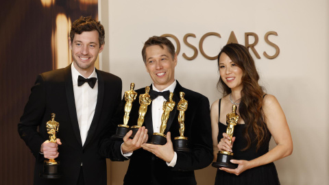 Alex Coco, Sean Baker, and Samantha Quan, ganadores por Anora.