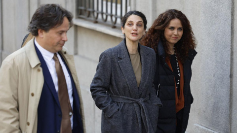 La exasesora de Moncloa Pilar Sánchez Acera (en el centro de la imagen) a su llegada al Tribunal Supremo, a 12 de marzo de 2025.