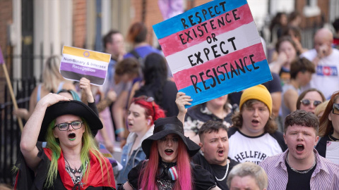 Personas participan en la Marcha del Orgullo Trans e Intersexual de Dublín.