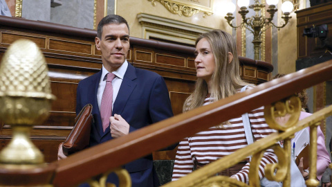 Sánchez Aagesen El presidente del Gobierno, Pedro Sánchez, y la vicepresidenta tercera y ministra de Transición Ecológica, Sara Aagesen, en su entrada al hemiciclo este miércoles.
