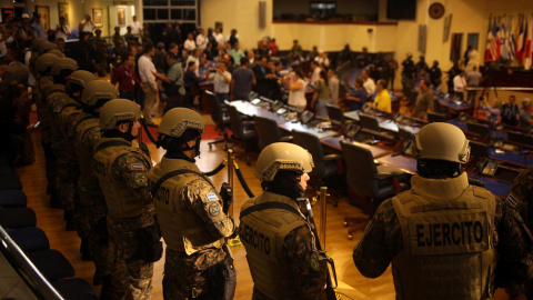 Soldados armados de pie en la Asamblea Legislativa de El Salvador, enviados por el presidente del país Nayib Bukele. /REUTERS Soldados armados de pie en la Asamblea Legislativa de El Salvador, enviados por el presidente del país Nayib Bukele. /REUTERS