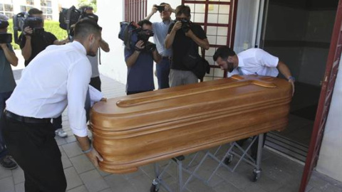 Operarios de la funeraria trasladan el féretro con el cuerpo sin vida del expresidente de Caja Madrid Miguel Blesa del Instituto Anatómico Forense de Córdoba hacia el tanatorio de Las Quemadas donde se encuentran familiares y amigos del fallecido a la Operarios de la funeraria trasladan el féretro con el cuerpo sin vida del expresidente de Caja Madrid Miguel Blesa del Instituto Anatómico Forense de Córdoba hacia el tanatorio de Las Quemadas donde se encuentran familiares y amigos del fallecido a la