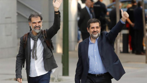 Los presidentes de la Asamblea Nacional Catalana, Jordi Sànchez, d., y de Òmnium Cultural, Jordi Cuixart, iz., a su llegada a la Audiencia Nacional para declarar ante la juez Carmen Lamela como imputados por un delito de sedición. EFE/ Juan Carlos Hida Los presidentes de la Asamblea Nacional Catalana, Jordi Sànchez, d., y de Òmnium Cultural, Jordi Cuixart, iz., a su llegada a la Audiencia Nacional para declarar ante la juez Carmen Lamela como imputados por un delito de sedición. EFE/ Juan Carlos Hida