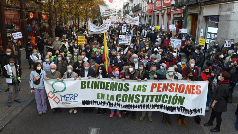 Asistentes con una pancarta donde se puede leer "Blindemos las pensiones" durante una manifestación que reclama el blindaje de las pensiones en la Constitución, a 13 de noviembre de 2021, en Madrid (España). Asistentes con una pancarta donde se puede leer "Blindemos las pensiones" durante una manifestación que reclama el blindaje de las pensiones en la Constitución, a 13 de noviembre de 2021, en Madrid (España).