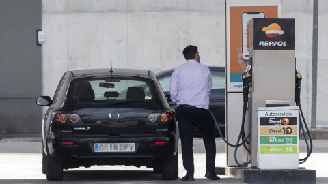 09/03/2022. Un hombre reposta combustible en una gasolinera, a 24/02/2022. 09/03/2022. Un hombre reposta combustible en una gasolinera, a 24/02/2022.