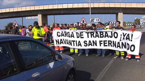Trabajadores de Navantia cortan la autovÃa de Cádiz Trabajadores de Navantia cortan la autovÃa de Cádiz