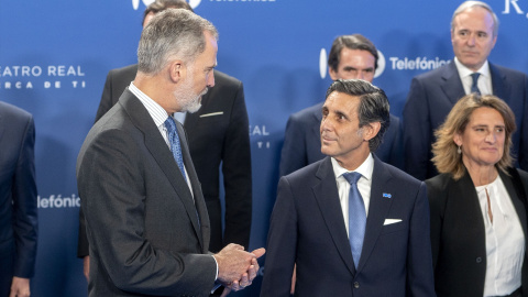 El Rey Felipe VI conversa con el presidente ejecutivo de Telefónica, José María Álvarez-Pallete, durante la gala conmemorativa del centenario de Telefónica, en el Teatro Real, a 19 de abril de 2024, en Madrid El Rey Felipe VI conversa con el presidente ejecutivo de Telefónica, José María Álvarez-Pallete, durante la gala conmemorativa del centenario de Telefónica, en el Teatro Real, a 19 de abril de 2024, en Madrid