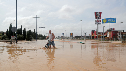 Un hombre camina por una calle inundada tras de fuertes lluvias por la gota fría en San Javier, Murcia.- REUTERS / SERGIO PÉREZ Un hombre camina por una calle inundada tras de fuertes lluvias por la gota fría en San Javier, Murcia.- REUTERS / SERGIO PÉREZ