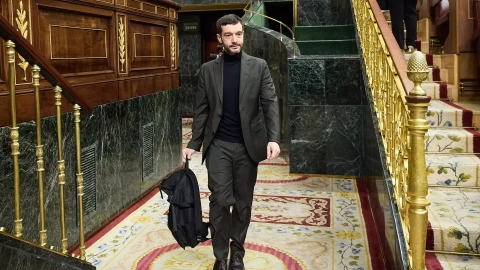 El ministro de Derechos Sociales, Consumo y Agenda 2030, Pablo Bustinduy, a su llegada a una sesión de control al Gobierno, en el Congreso de los Diputados, a 24 de abril de 2024, en Madrid (España).