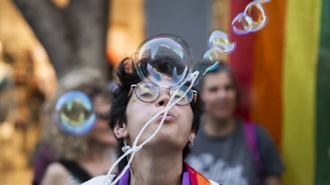 Una persona sopla pompas durante la manifestación del Orgullo LGTBI+, a 24 de junio de 2023, en Valencia, Comunidad Valenciana (España).