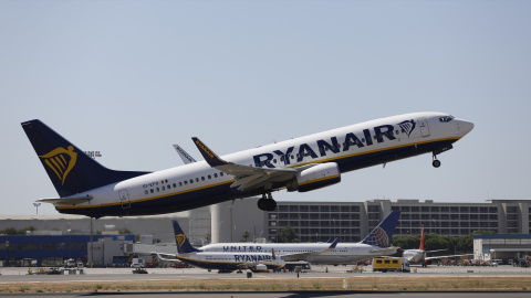Un avión de la aerolínea Ryanair en el aeropuerto de Palma.