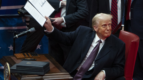 EuropaPress_6467038_20_january_2025_us_washington_dc_us_president_donald_trump_shows_off_an El presidente de los Estados Unidos, Donald Trump, muestra una orden ejecutiva que firmó en un desfile de inauguración presidencial.