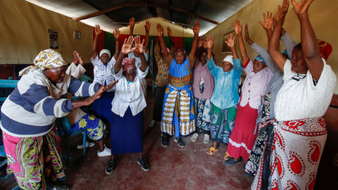Las miembros del 'Cucu Jikinge' participan en una sesión de calentamiento, mientras asisten a un programa que capacita a mujeres de edad avanzada en habilidades básicas de Karate en Korogocho en Kasarani, en Nairobi, (Kenia). Las miembros del 'Cucu Jikinge' participan en una sesión de calentamiento, mientras asisten a un programa que capacita a mujeres de edad avanzada en habilidades básicas de Karate en Korogocho en Kasarani, en Nairobi, (Kenia).