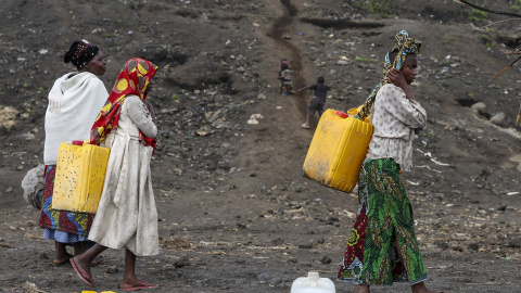 Varias mujeres portan bidones en un campo de desplazados, en Goma (República Democrática del Congo), a 3 de febrero de 2025. Varias mujeres portan bidones en un campo de desplazados, en Goma (República Democrática del Congo), a 3 de febrero de 2025.