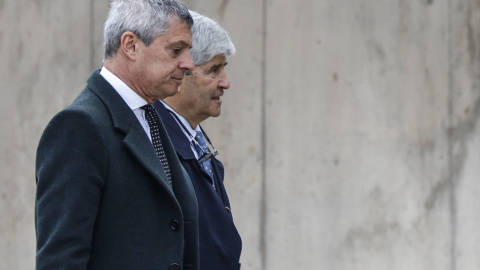 987541436d26a17ebb921ea7c9e128e27a78e65bw Fernando Martín, a la derecha, a su llegada a la Audiencia Nacional, este lunes.