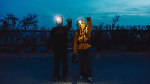A FORA PLOU | The Tyets (Videoclip) ☔️ UNA CANÇÓ PER TOTA LA VIDA ☔️ ☕️ NOU ÀLBUM ABRIL 2025 ☕️
☔️ A FORA PLOU JA DISPONIBLE A TOTES LES PLATAFORMES!
➡️Follow The Tyets:
Instagram: https://www.instagram.com/thetyets/pr...
Twitter: https://x.com/thetyets
Tik Tok: / uc--8tyz2pm0nfhwxczqruqw
Direcció i edició Cristina Tomàs
DoP: Joan Martinez
Actors:
Clara de Ramon
Helena de Ramon
Marc Rius
Xavier Coca
Oriol de Ramon
Idea original: Cristina Tomas
Vestuari: Ayla Autumn
So directe: 114 Studio
Producció: Núria Pascual
Foto fixe: Xavi García
Asisten Producció: Meri Lane
Colorista: Luna Sáez
Producció cançó: St Woods, Santos & Fluren
Composició: Xavier Coca, Oriol de Ramon, Ignacio García
Mescla i màster: Aleix Iglesias
Disseny gràfic: Max Gener
Agraïments:
Bar GORI (Altafulla), Casa Nuri (Riumar) Nature Is Home, Nacho, Javi, Pablo, Dudi, Imma, JM, Berni, Casta, Yuma, Aleixos, Rick, Cale, Adri, Samper, Lourdes, Mingo, Meri Lane