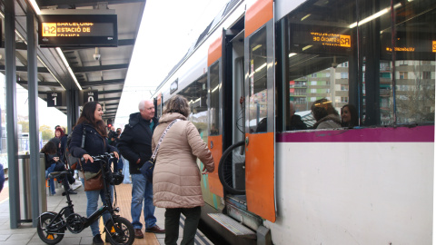 Diversos passatgers pujant en un tren a l'estació de Bellvitge-Gornal que va direcció Barcelona Diversos passatgers pujant en un tren a l'estació de Bellvitge-Gornal que va direcció Barcelona