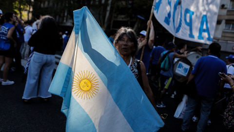 Protesta contra los recortes de Javier Milei ante el Congreso en Buenos Aires.