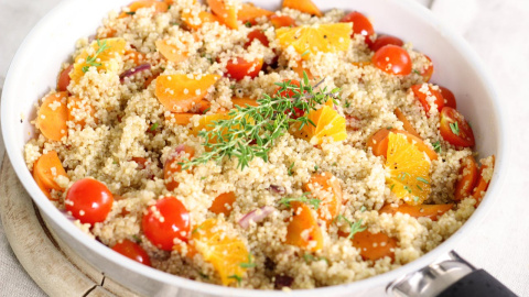 Imagen de un plato de ensalada de cuscús y naranja.