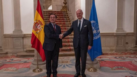 El ministro de Exteriores, José Manuel Albares, junto al enviado especial de la ONU para el Sáhara Occidental Staffan de Mistura.