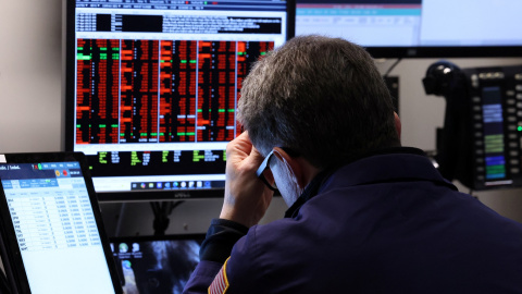 Un trabajador en Wall Street, la Bolsa de Nueva York.
