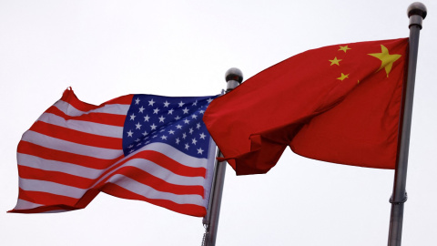 Las banderas de Estados Unidos y China en un edificio de una empresa estadounidense de Pekín.