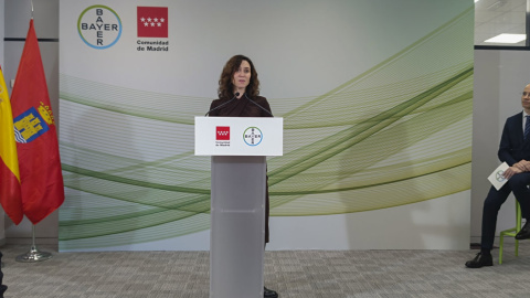 La presidenta de la Comunidad de Madrid, Isabel Díaz Ayuso, durante una visita a la planta de Bayer en Alcalá de Henares el pasado 3 de abril de 2025.