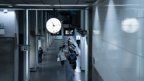 Varias personas en una estación de Metro de Barcelona, a 24 de enero de 2025. Varias personas en una estación de Metro de Barcelona, a 24 de enero de 2025.
