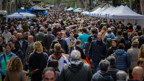 La Rambla de Barcelona per Sant Jordi des de la font de Canaletes