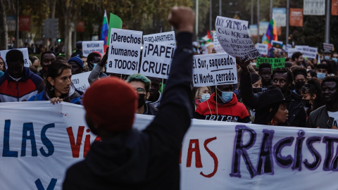 Un grupo de personas participa en una manifestación antirracista por la capital, a 13 de noviembre de 2021, en Madrid.