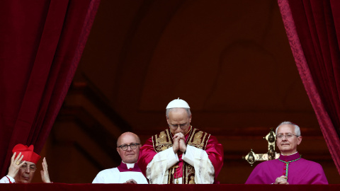 El recién elegido papa León XIV, el cardenal Robert Prevost de los Estados Unidos, aparece en el balcón de la Basílica de San Pedro, en el Vaticano, a 8 de mayo de 2025.