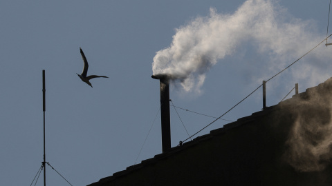 Sale humo blanco de la chimenea de la Capilla Sixtina, lo que indica que se ha elegido un nuevo papa en el Vaticano, el 8 de mayo de 2025. Sale humo blanco de la chimenea de la Capilla Sixtina, lo que indica que se ha elegido un nuevo papa en el Vaticano, el 8 de mayo de 2025.