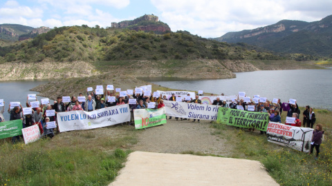 Imatge de la concentració d'una vintena d'entitats per reclamar la fi del transvasament del Siurana cap a Riudecanyes