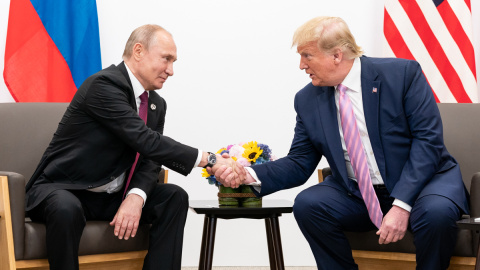 Donald Trump y Vladimir Putin en Osaka el 14 de junio de 2019.