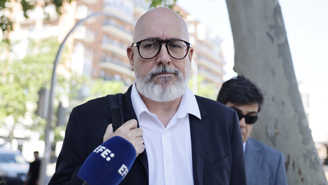 Peromingo en el juzgado MADRID, 26/05/2025.- El geriatra Francisco Javier Martínez Peromingo a su llegada a los juzgados en Madrid, este lunes. El Juzgado de Instrucción número 3 de Madrid ha citado como investigados a Carlos Mur y Francisco Javier Martínez Peromingo, dos exaltos cargos del Gobierno de Isabel Díaz Ayuso, considerados los autores de los protocolos que bloquearon el traslado al hospital de ancianos desde residencias al inicio de la pandemia. EFE/Sergio Pérez