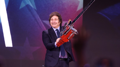Imagen de archivo del presidente de Argentina, Javier Milei, empuñando una motosierra en la Conferencia de Acción Política Conservadora (CPAC) de 2025, en Maryland.