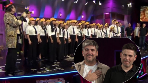 Un coro interpreta una canción de Estopa en 'La Revuelta'.