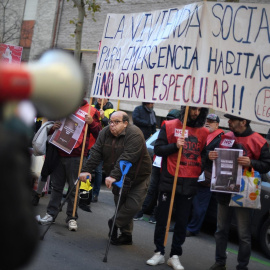 Varias personas durante una concentración para exigir más vivienda pública en alquiler, frente a la sede de la Agencia de la Vivienda Social (AVS) de la Comunidad de Madrid.