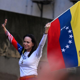 La líder de la oposición venezolana María Corina Machado ondea una bandera nacional durante la protesta convocada por la oposición, a 9 de enero de 2025.