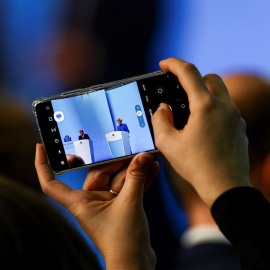 Una periodista toma una foto con su smartphone durante la rueda de prensa de la presidenta del BCET, Christine Lagarde, tras la reunión del Consejo de Gobierno de la entidad, en su sede en Fráncfort.