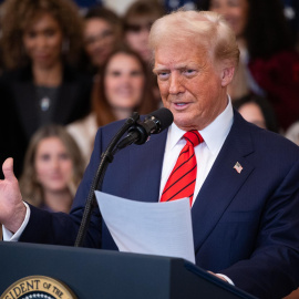 Donald Trump anuncia su orden de expulsar a las mujeres trans del deporte, en la Casa Blanca, a 5 de febrero de 2025.
