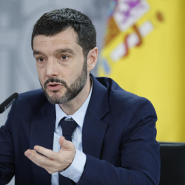 El ministro de Derechos Sociales, Pablo Bustinduy durante la rueda de prensa tras el Consejo de Ministros celebrado este martes en el Palacio de la Moncloa, Madrid.