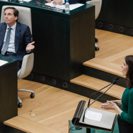 El alcalde de Madrid, José Luis Martínez Almeida, reacciona a la intervención de la portavoz de Más Madrid, Rita Maestre, en el Pleno municipal.