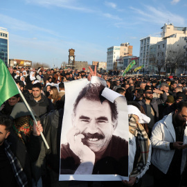 Una persona sostiene una imagen de Abdullah Ocalan, líder histórico del PPK turco
