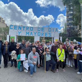 Imagen de una protesta vecinal en Aluche, barrio de Madrid, que pide la construcción de un centro de día en el barrio.