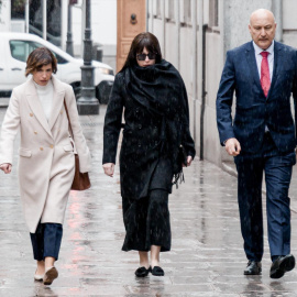 Imagen de archivo de la expareja de Ábalos, Jéssica Rodríguez, (c) a su llegada al Tribunal Supremo, a 27 de febrero de 2025, en Madrid (España).