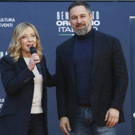 La primera ministra italiana y líder de ECR, Giorgia Meloni, junto al líder de Vox, Santiago Abascal, en un acto político en Roma, Italia.