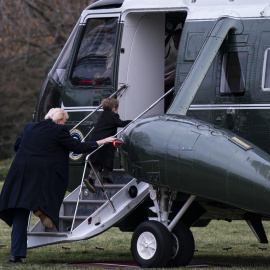 Donald Trump sube este pasado viernes al helicóptero presidencial Marine One acompañado por uno de los hijos de Elon Musk.