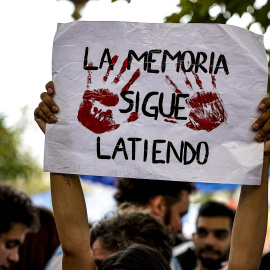 Manifestantes en la Plaza de Mayo por la memoria de las víctimas de la Dictadura Militar establecida tras el golpe de Estado de 1976.